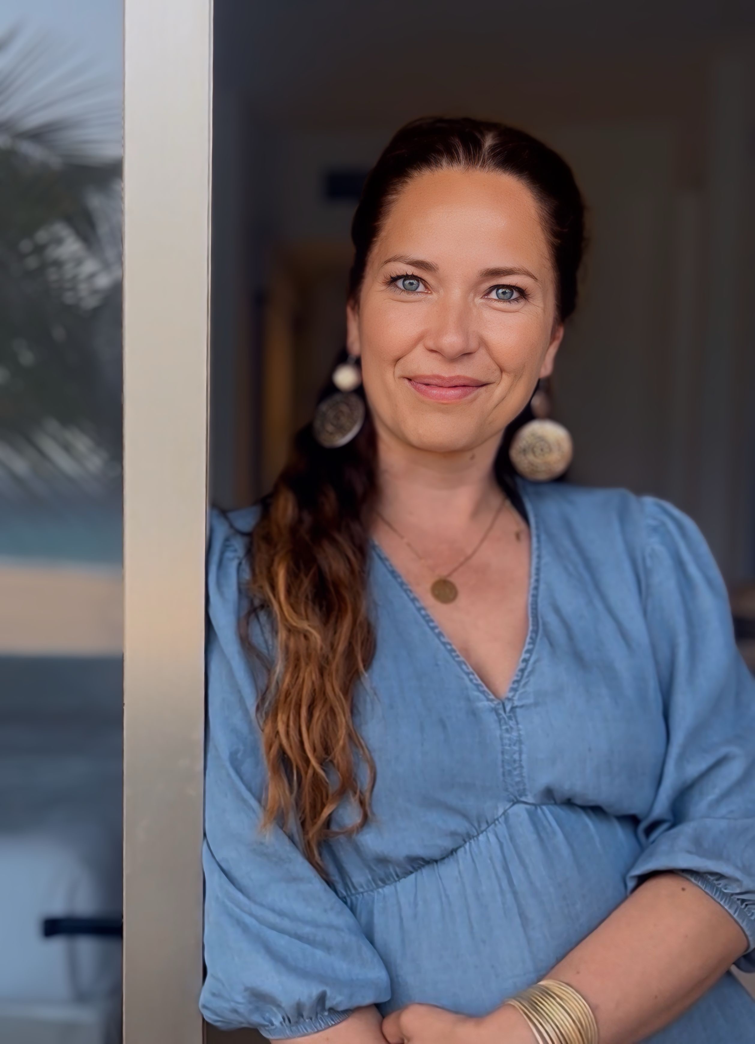 Katja Frenzel schaut ruhig und warm in die Kamera